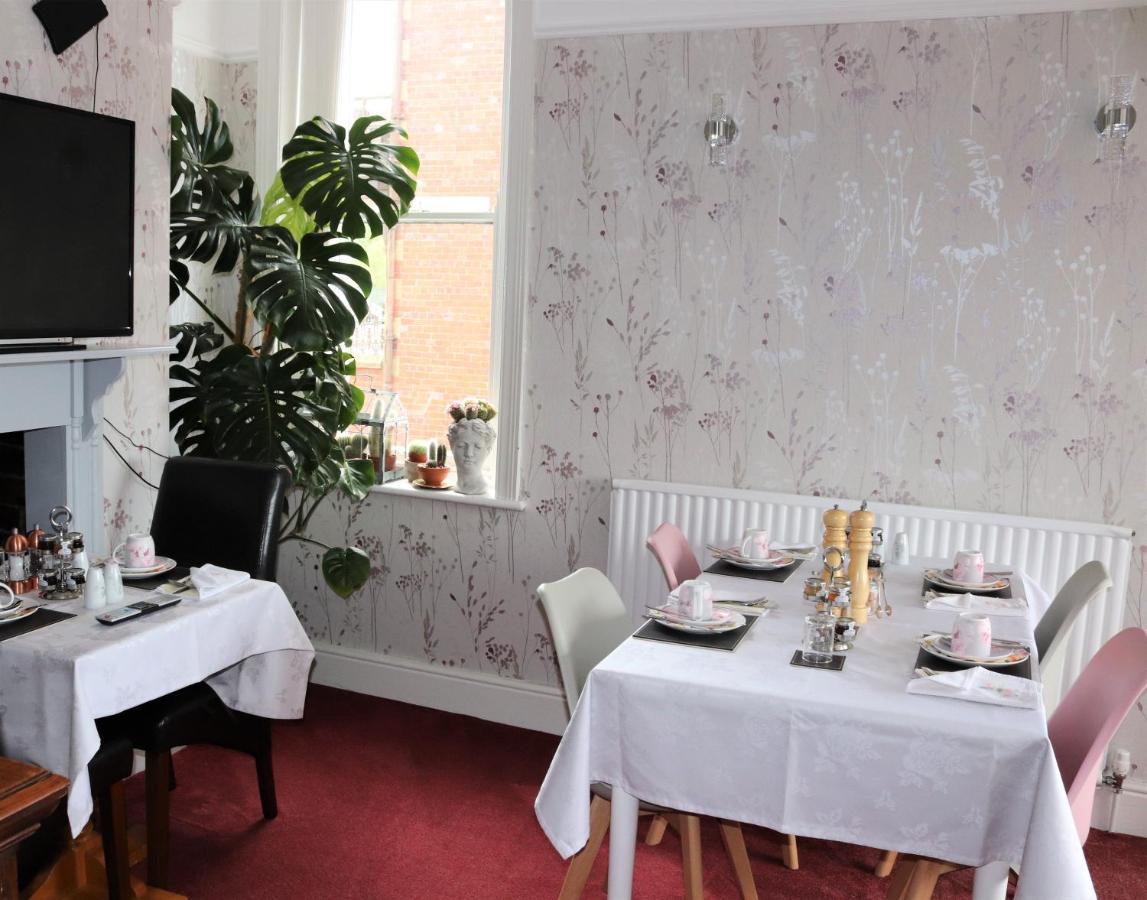 Greylands Guest House Llandrindod Wells Esterno foto