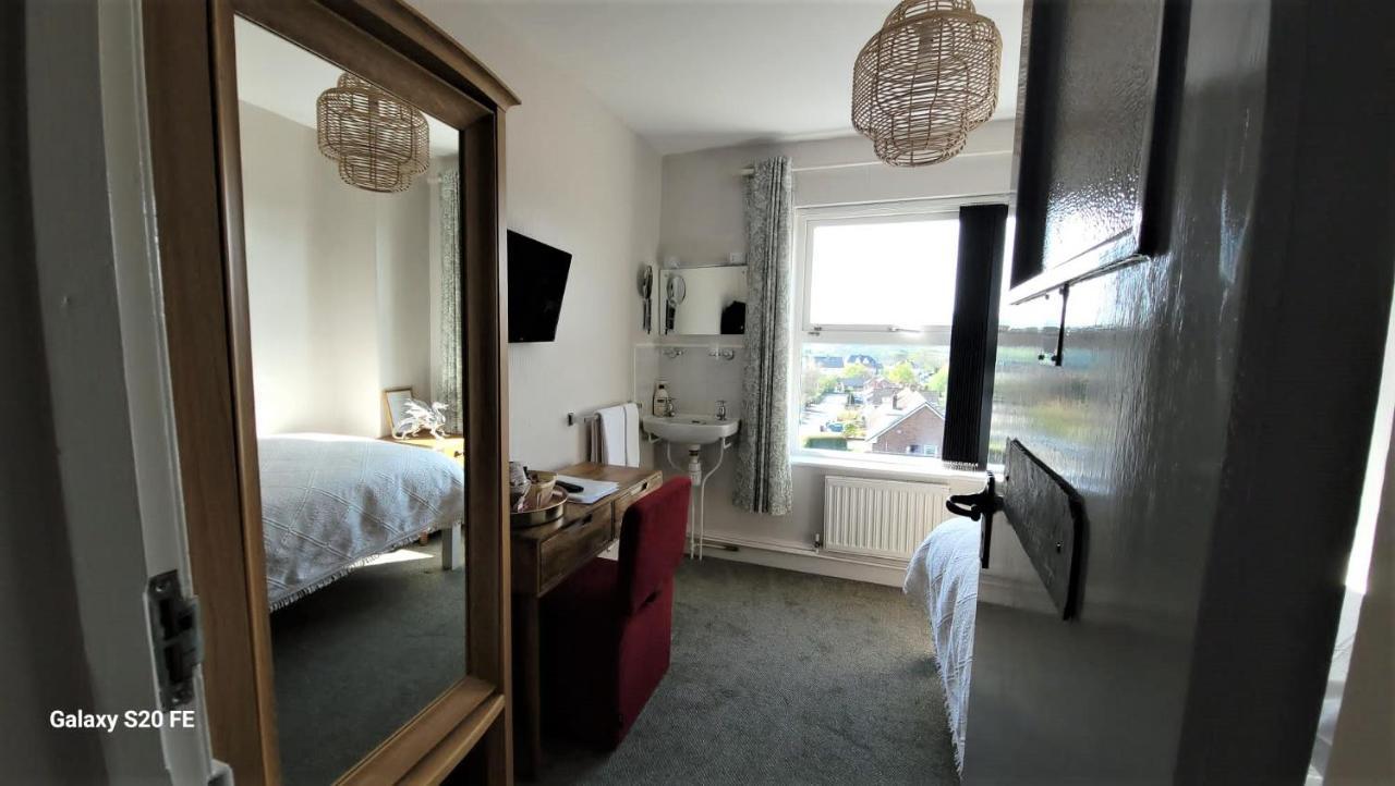 Greylands Guest House Llandrindod Wells Esterno foto